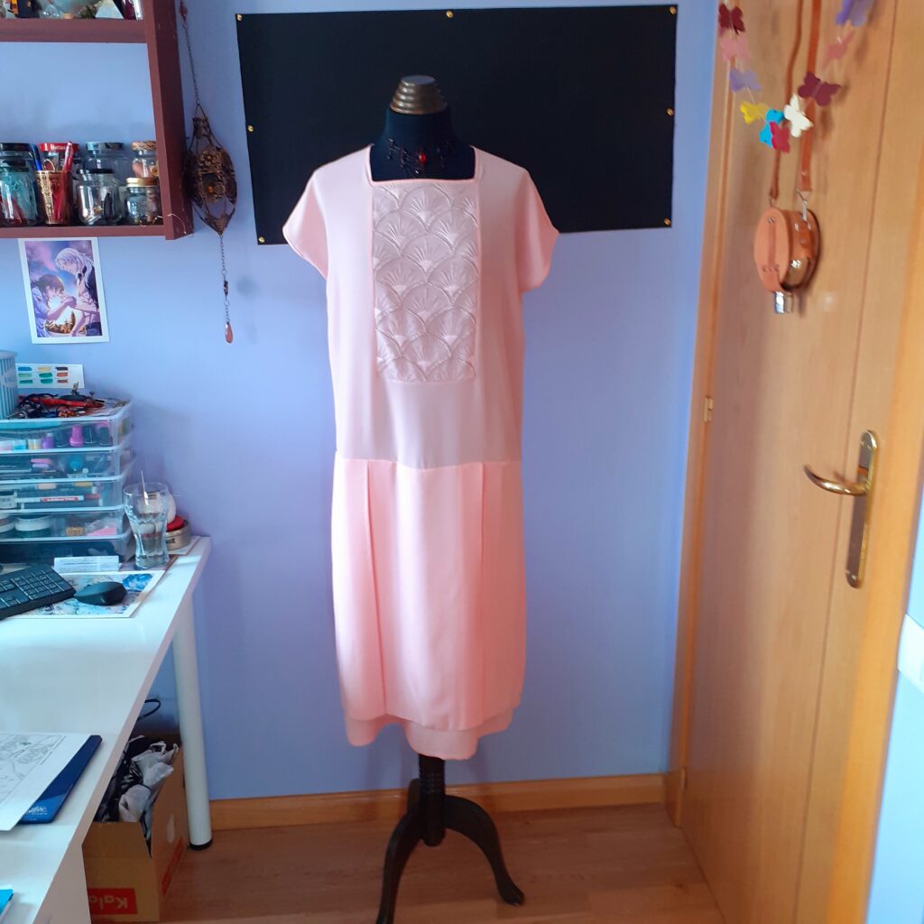 Vestido de crepe rosa de 1925 visto por el delantero